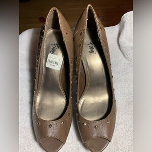 NWT Size 8 Fioni tan studded heels